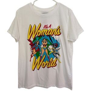 Justice League It’s A Woman’s World Women's T-Shirt Size LARGE Graphic White
